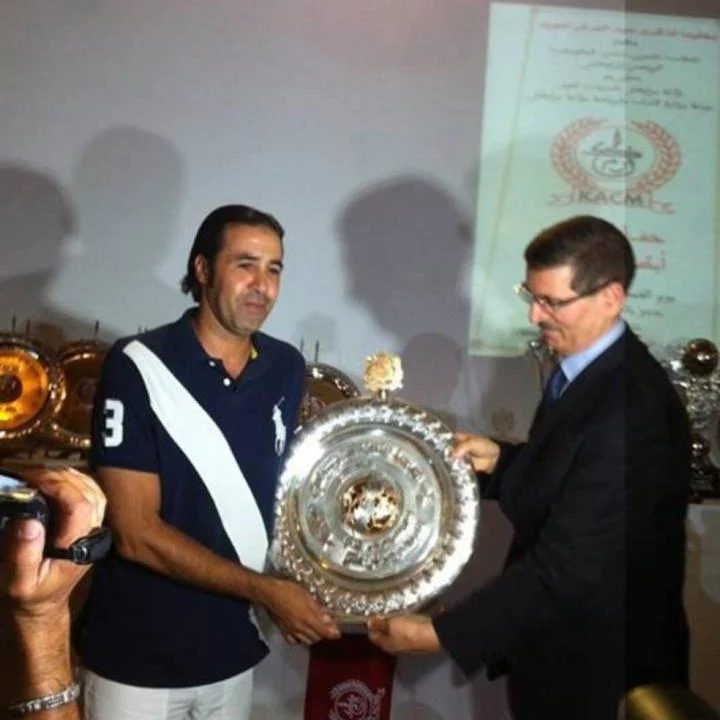Hicham Dmiai reçoit une distinction lors d’une cérémonie du Kawkab Marrakech