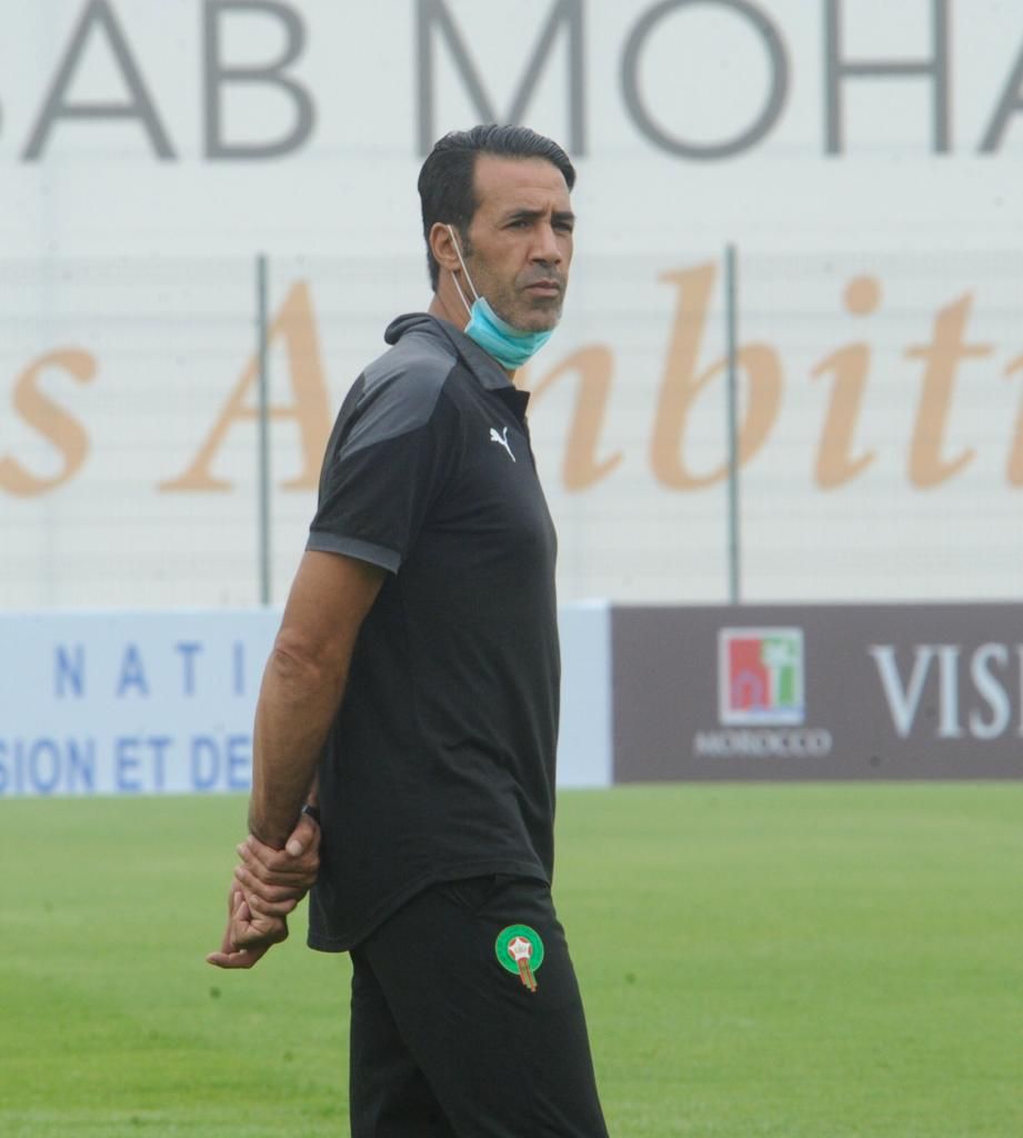 Hicham Dmiai, concentré au bord du terrain avec l'équipe olympique du Maroc