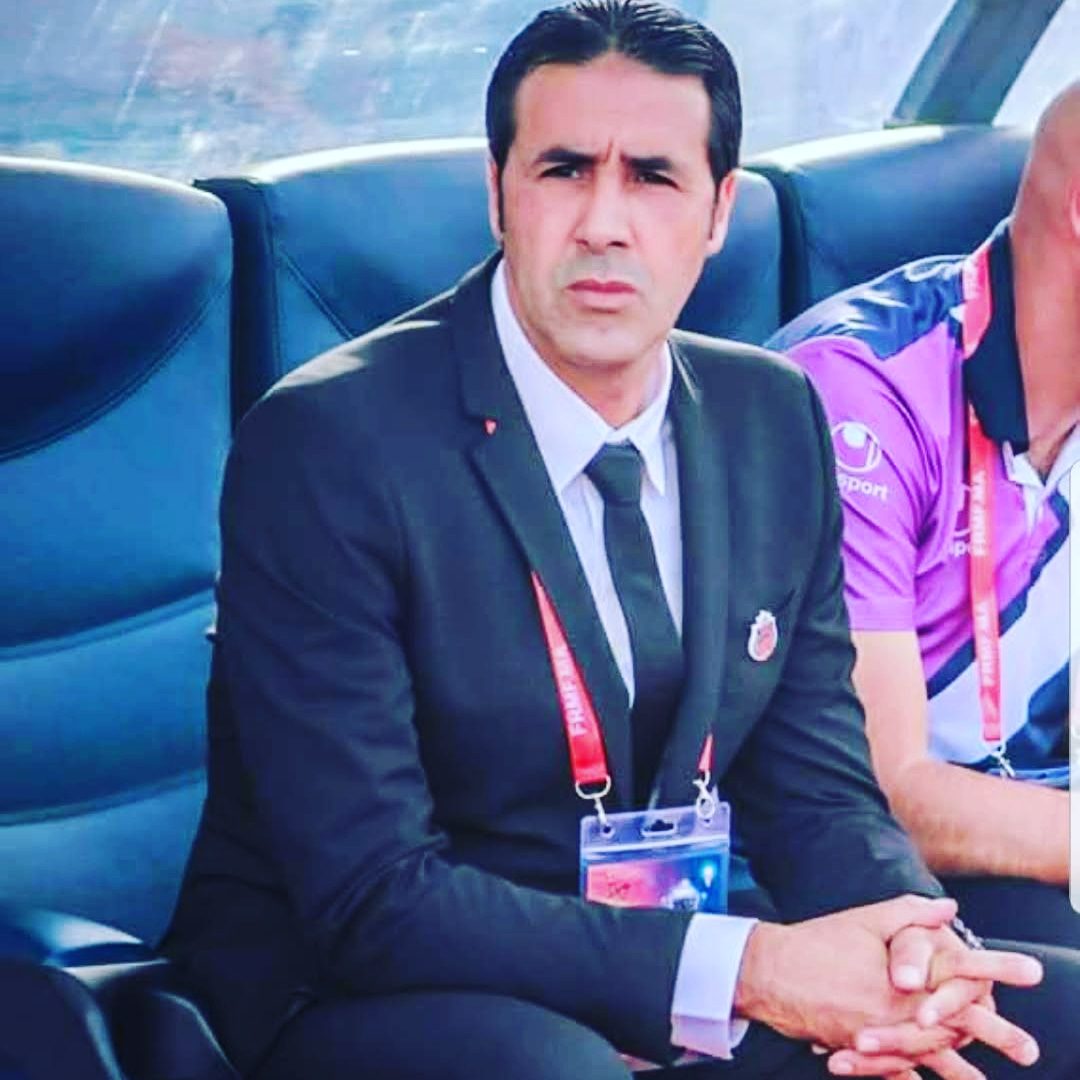 Hicham Dmiai en costume sur le banc, lors de la finale de la Coupe du Trône