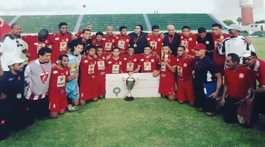 Hicham Dmiai avec le groupe du Kawkab Marrakech et le trophée