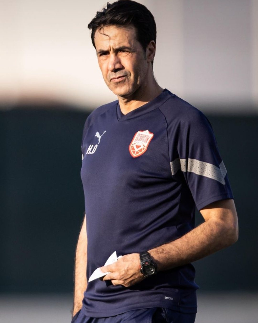 Hicham Dmiai en tenue de la sélection de Bahreïn, au bord du terrain
