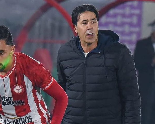 Hicham Dmiai au bord du terrain pendant un match du Kawkab Marrakech