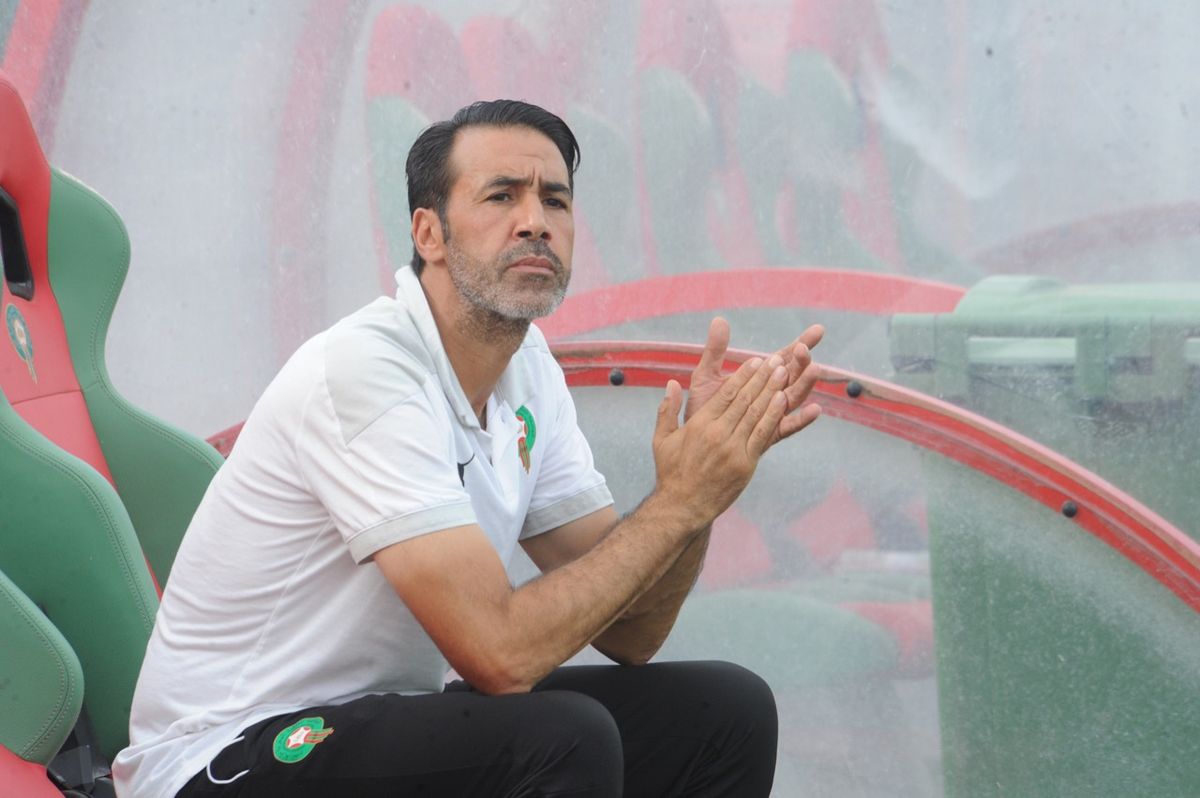 Hicham Dmiai applaudissant depuis le banc de l'équipe olympique du Maroc
