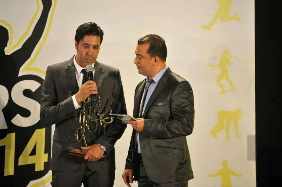 Hicham Dmiai recevant le trophée de meilleur entraîneur marocain 2014-2015