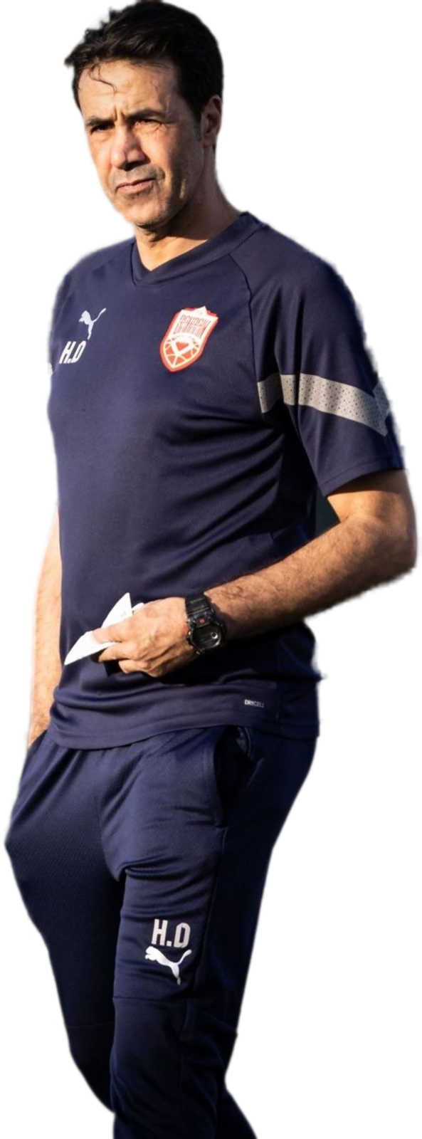 Hicham Dmiai en tenue de la sélection de Bahreïn, au bord du terrain
