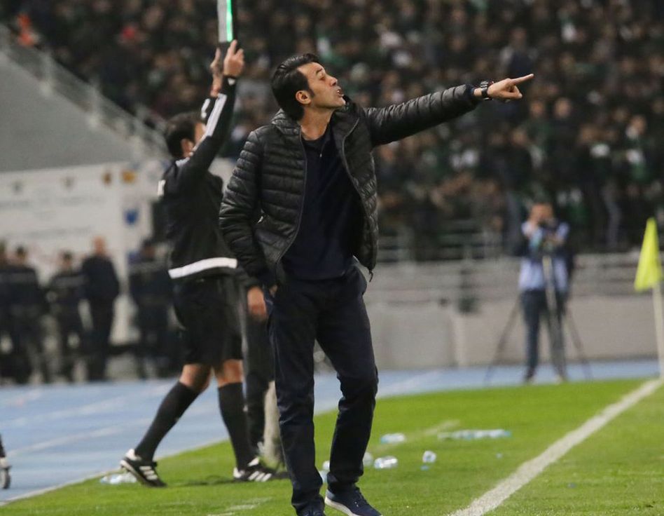 Hicham Dmiai donnant des consignes depuis la ligne de touche