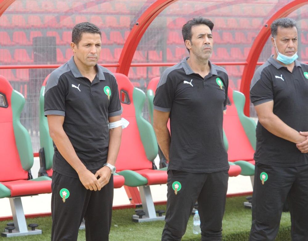 Le staff technique du Maroc au bord du terrain